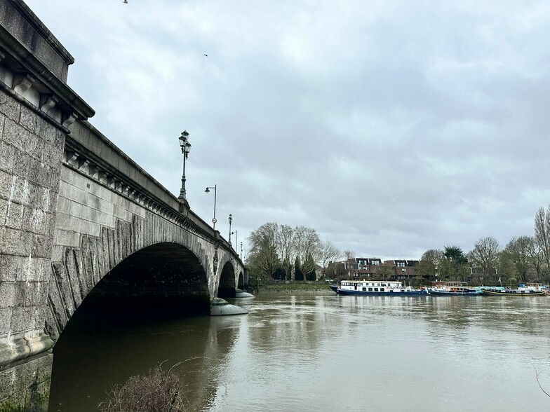 Kew Bridge Rd, Brentford to rent - Building Photo - Image 3 of 11