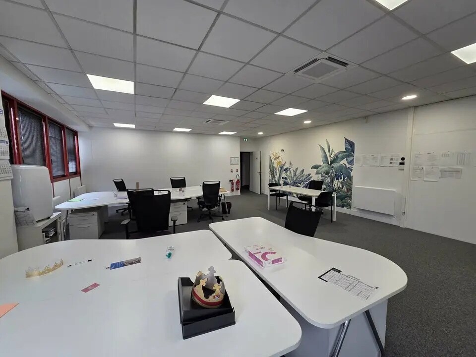 Office in Villepinte to rent Building Photo- Image 1 of 8