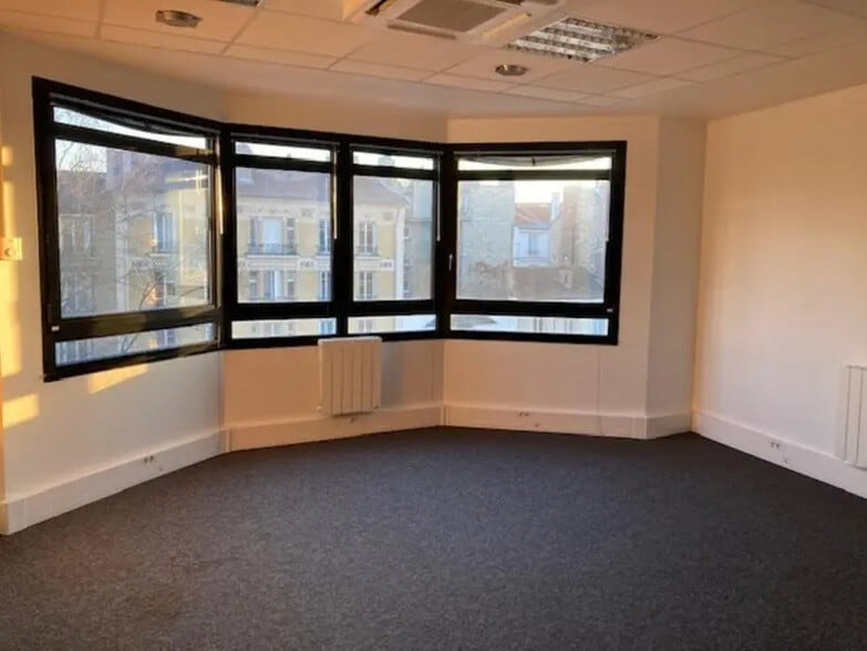 102/104 Avenue Edouard Vaillant, Boulogne-Billancourt to rent - Interior Photo - Image 2 of 4