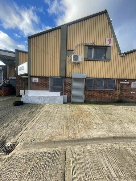 Hartington Rd, Southall to rent - Building Photo - Image 1 of 15