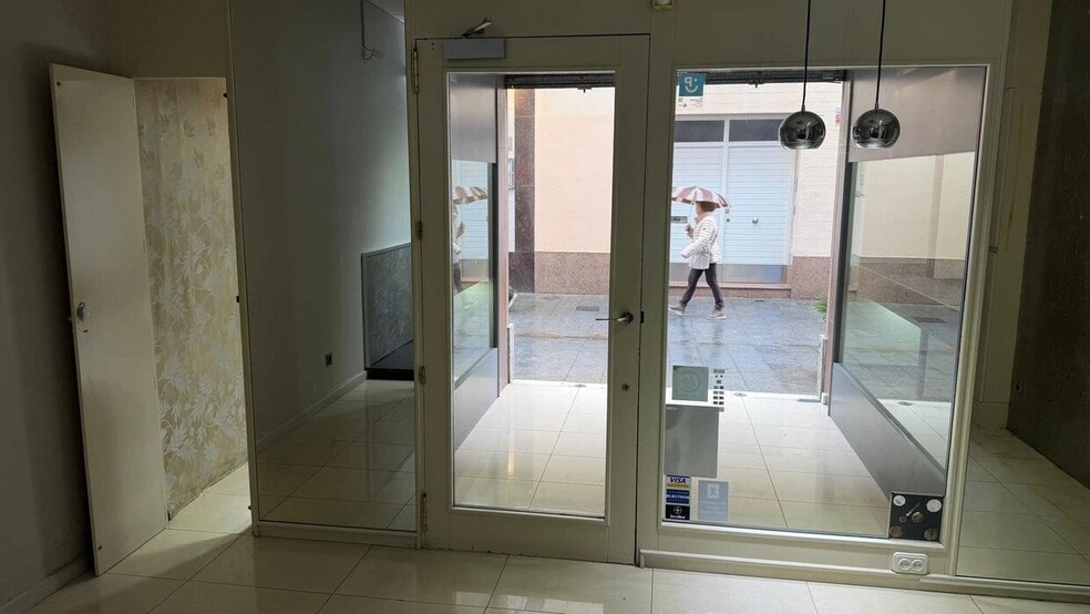 Retail in Badalona, Barcelona to rent - Interior Photo - Image 2 of 2