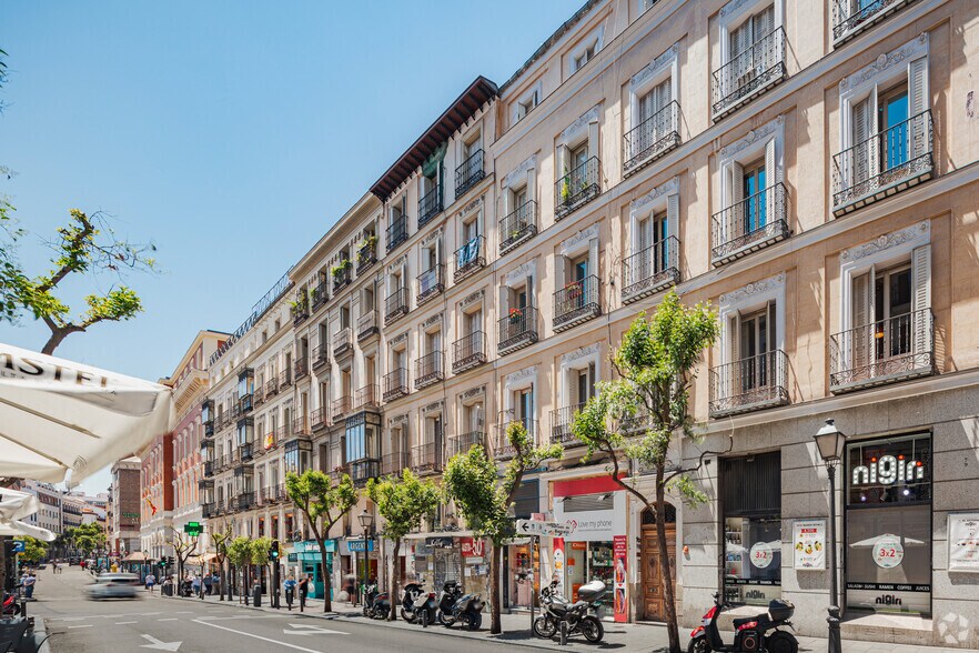 Calle Fuencarral, 89, Madrid, Madrid for rent - Primary Photo - Image 1 of 5