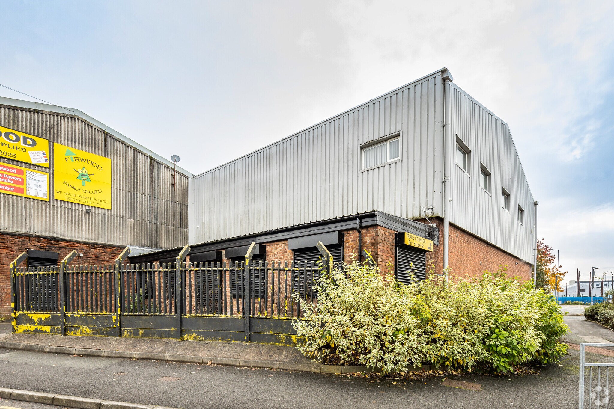 68 Pocket Nook St, St Helens to rent Building Photo- Image 1 of 8