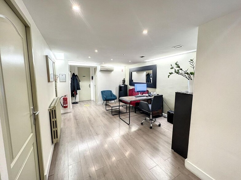 8 Rue De La République, Avignon for sale - Interior Photo - Image 2 of 7