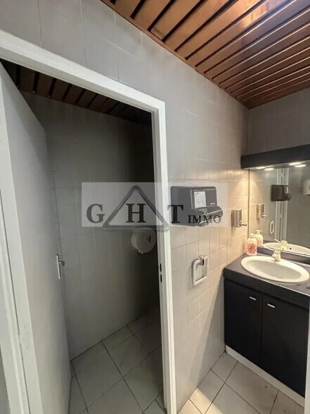 Office in Ris-Orangis to rent - Interior Photo - Image 2 of 18