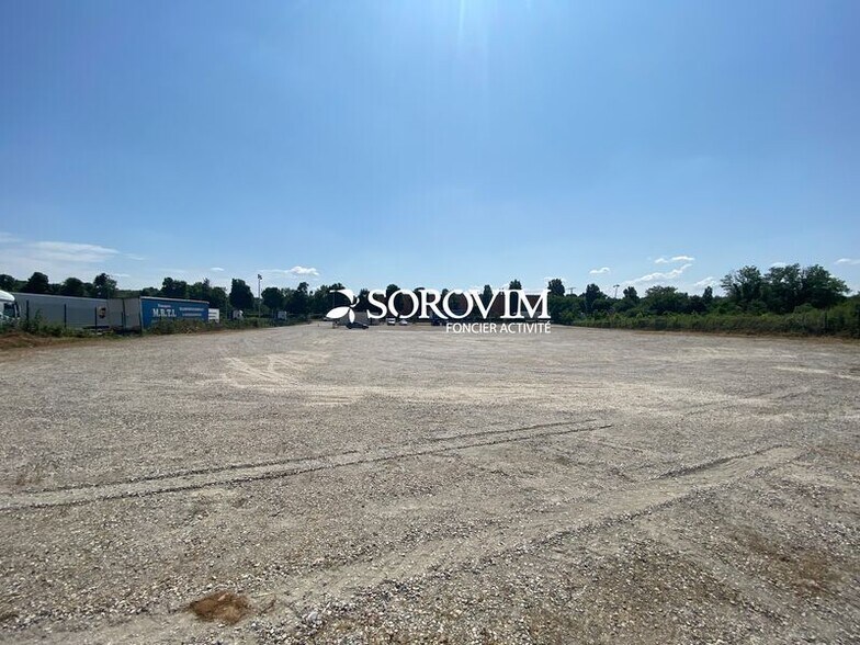 2 Avenue D'Amsterdam, Saint-Laurent-de-Mure for sale - Building Photo - Image 2 of 5