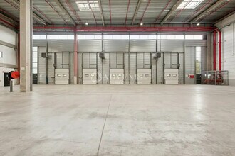 Industrial in Marly-la-ville to rent Building Photo- Image 1 of 11