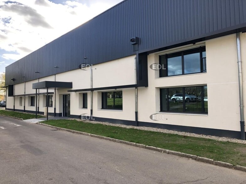 Office in Vénissieux to rent - Building Photo - Image 1 of 9