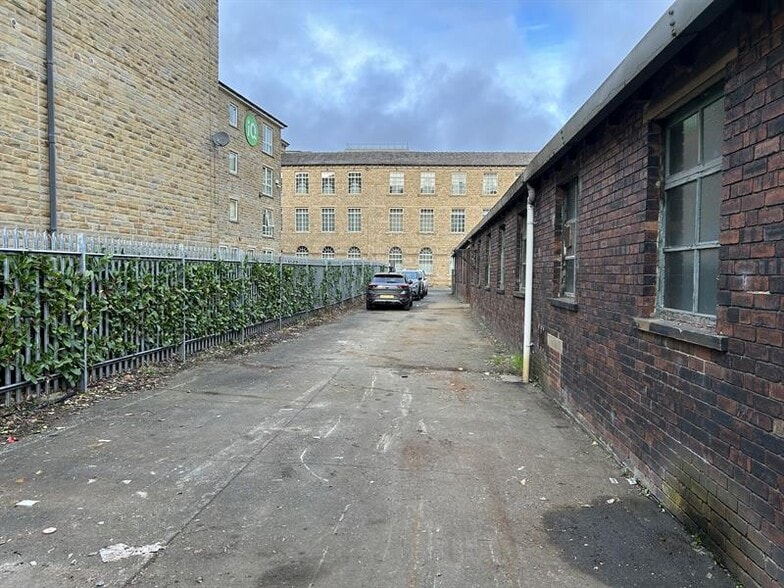 Firth St, Huddersfield to rent - Building Photo - Image 3 of 4