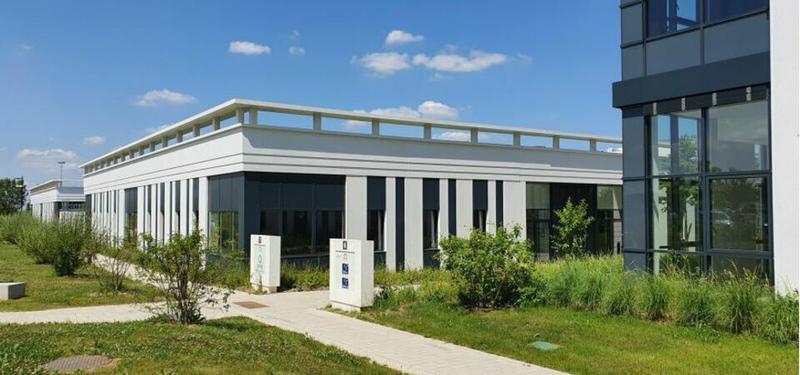 Light Industrial in Élancourt to rent Building Photo- Image 1 of 6