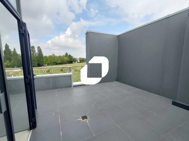 Office in Buc to rent - Building Photo - Image 3 of 9