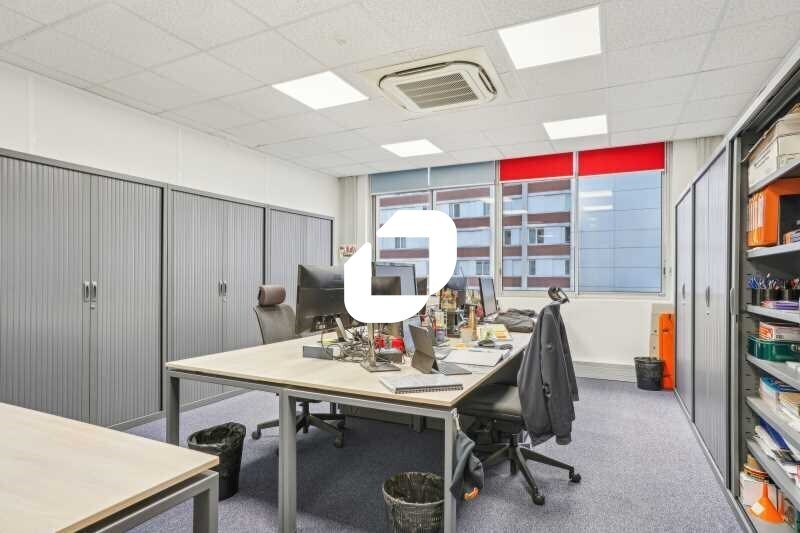 Office in Levallois-Perret to rent - Interior Photo - Image 2 of 9