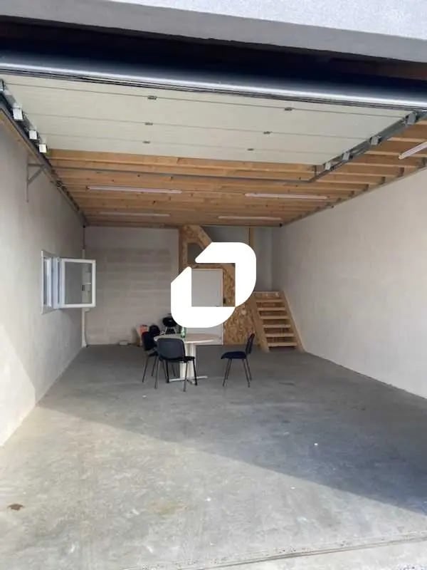 Location Entrepôt 107 m² - Photo 1