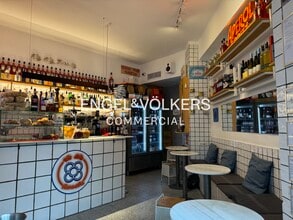 Retail in Barcelona, Barcelona to rent Interior Photo- Image 2 of 10