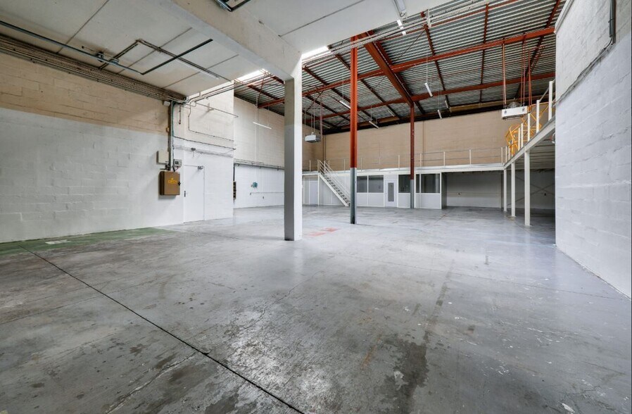 Industrial in Trappes to rent - Building Photo - Image 3 of 6