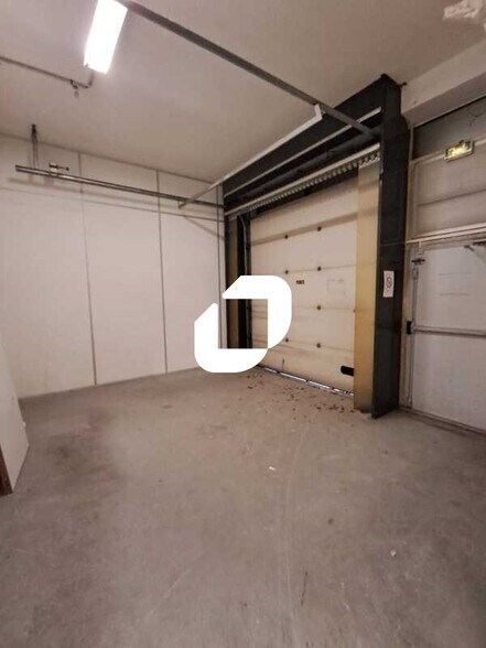 Office in Clichy to rent - Interior Photo - Image 2 of 7