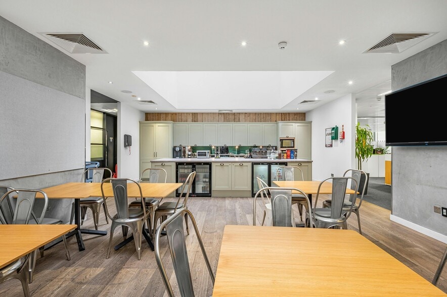 Oval Rd, London to rent - Building Photo - Image 2 of 21