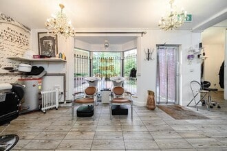 2 Bishops Walk, Pinner to rent Interior Photo- Image 2 of 4