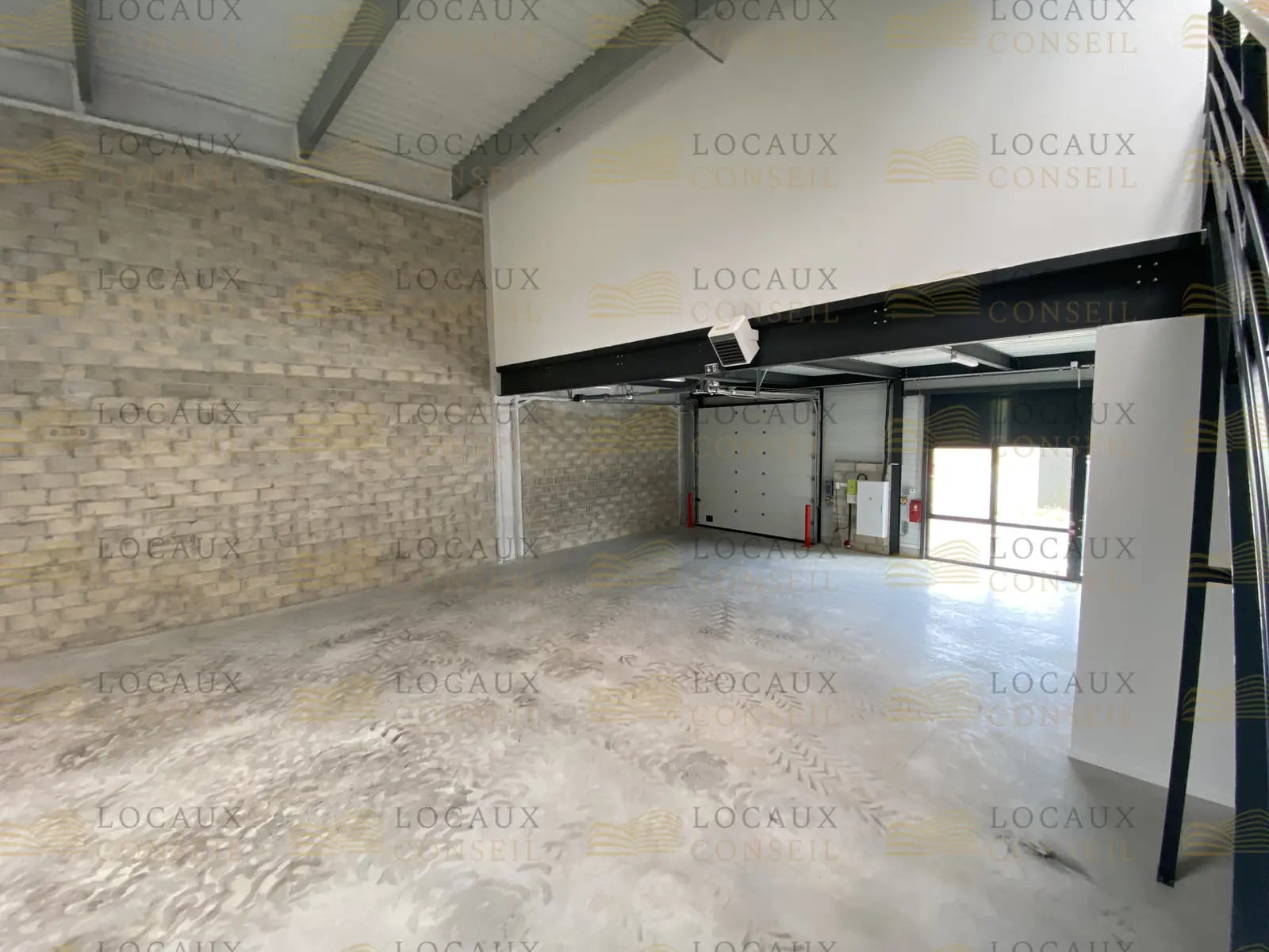 Light Industrial in Éragny to rent Interior Photo- Image 1 of 16