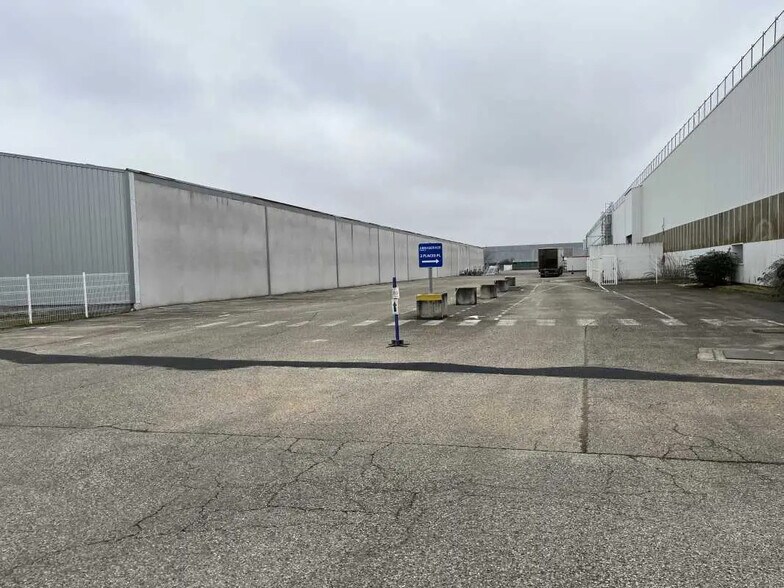 4 Rue Jean Macé, Meyzieu to rent - Building Photo - Image 3 of 17