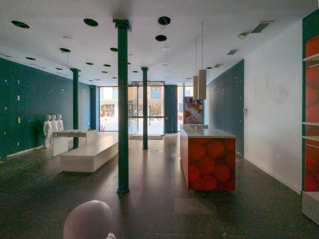 Retail in Granada for sale Interior Photo- Image 1 of 17