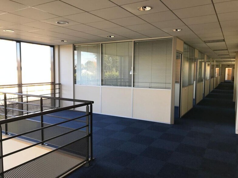 Office in Trappes to rent - Interior Photo - Image 2 of 6