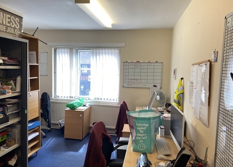 51A-51 High St, Ruislip to rent - Interior Photo - Image 2 of 2