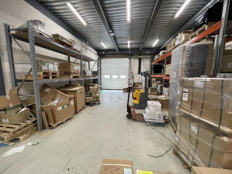 Industrial in Nanterre to rent - Interior Photo - Image 1 of 28