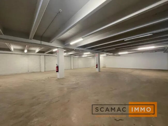 Location Entrepôt 670 m²