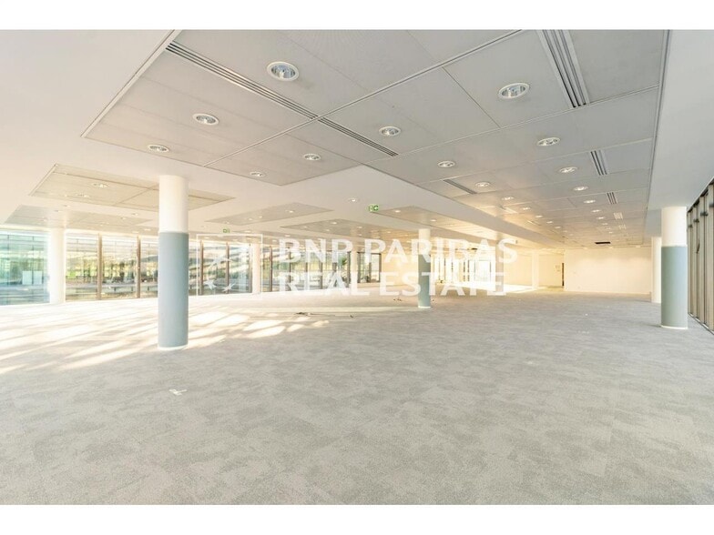Office in Courbevoie to rent - Building Photo - Image 2 of 13