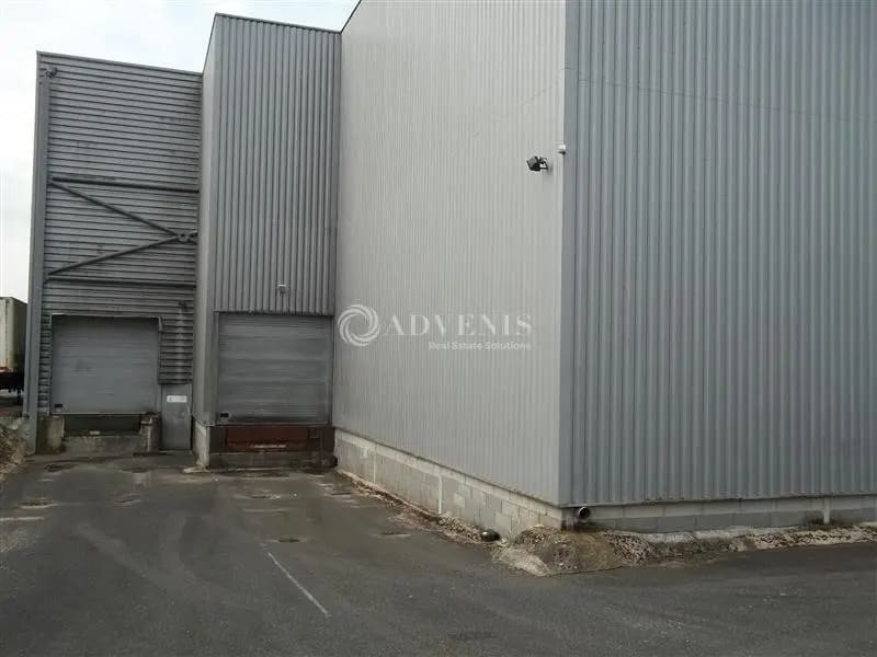 Location Entrepôt 727 m² - Photo 1