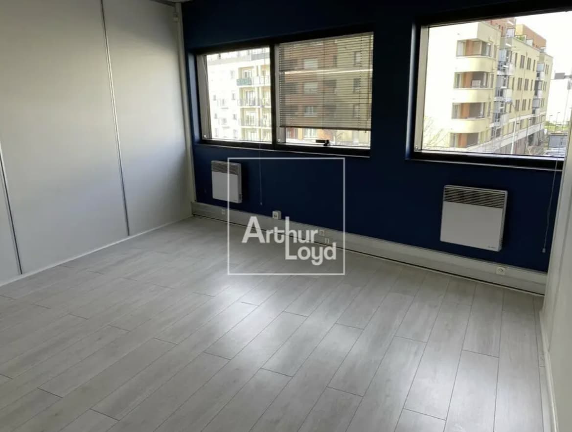 Office in Chilly-Mazarin to rent Interior Photo- Image 1 of 3