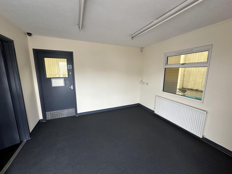 Wilson Way, Redruth to rent - Interior Photo - Image 2 of 3