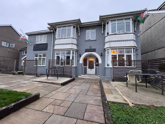 More details for 86-88 Queen Victoria Rd, Llanelli - Retail to Rent