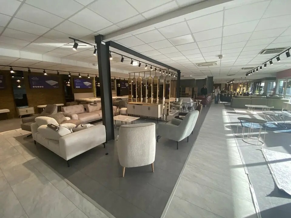 Location Commerce 900 m² - Photo 1