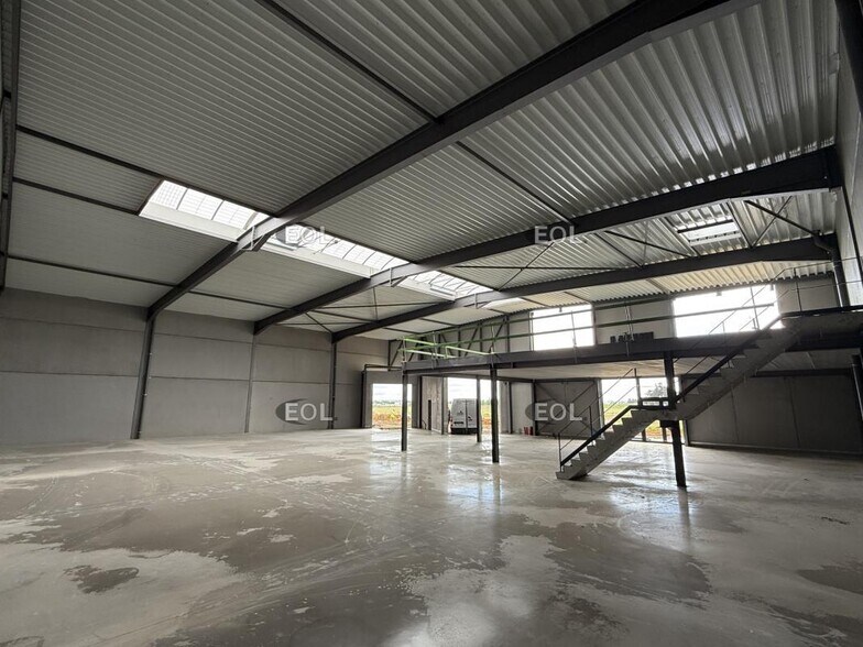 Light Industrial in Le Mesnil-Amelot to rent - Interior Photo - Image 2 of 4