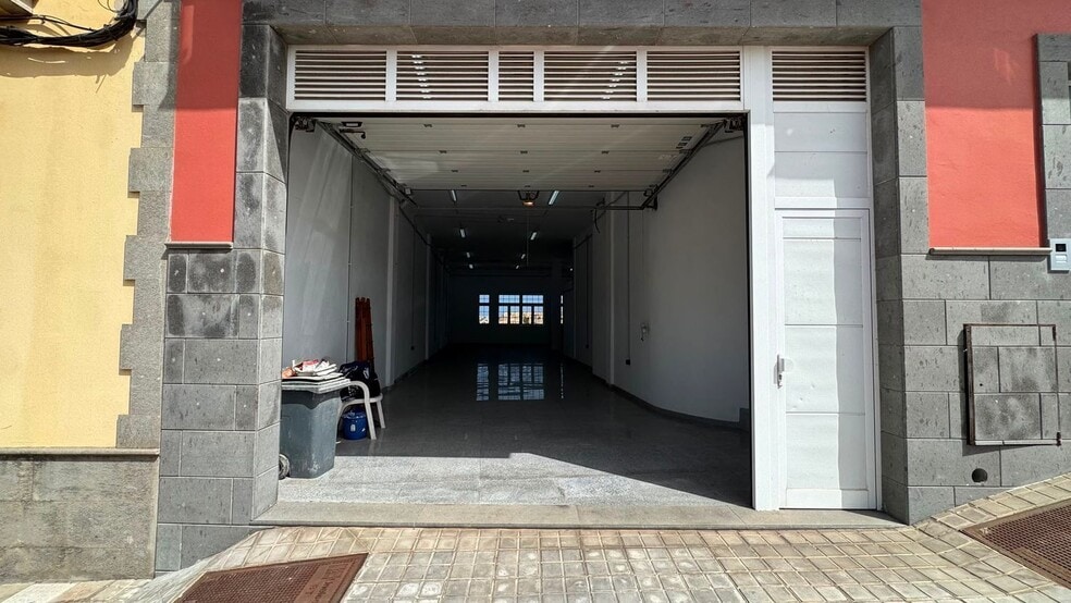 Calle Lomo de la Cruz, 25, Las Palmas de Gran Canaria, Las Palmas to rent - Building Photo - Image 1 of 7
