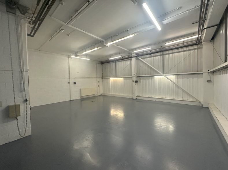 Windsor Grove, London to rent - Interior Photo - Image 3 of 8