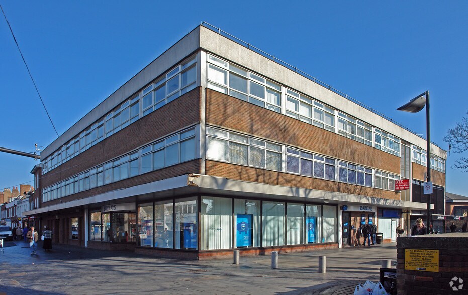 St Peters St, St Albans to rent - Building Photo - Image 2 of 6