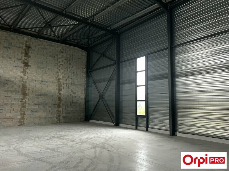 Light Industrial in Bourgoin-Jallieu to rent - Building Photo - Image 1 of 8