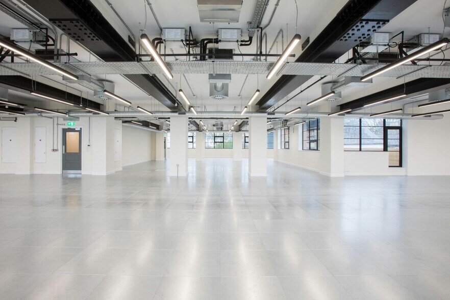 Ambrose St, Cheltenham to rent - Building Photo - Image 3 of 11