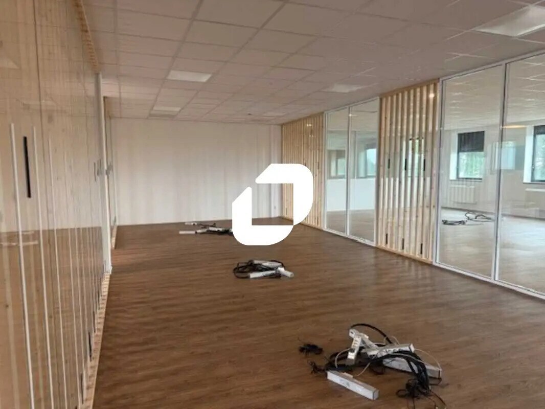 Office in SAINT-OUEN-L'AUMONE to rent Interior Photo- Image 1 of 5