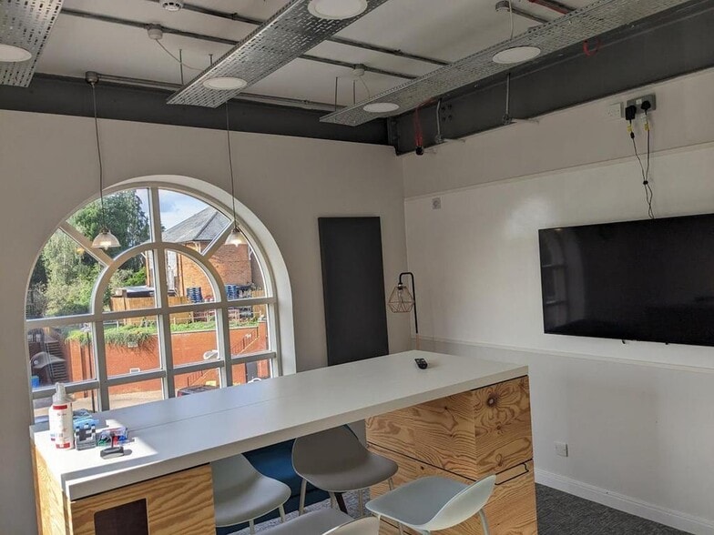 Crosby Way, Farnham for sale - Building Photo - Image 3 of 6