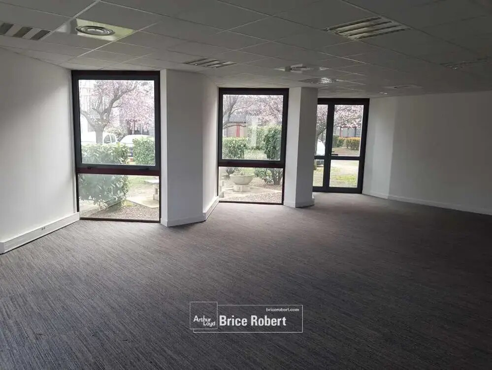 Office in Vénissieux to rent Interior Photo- Image 1 of 5