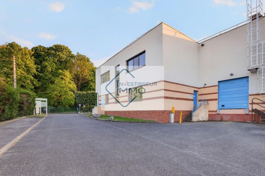 Light Industrial in Champs Sur Marne to rent - Building Photo - Image 3 of 12