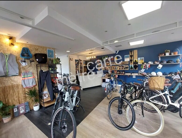 Retail in Nantes to rent - Interior Photo - Image 2 of 2