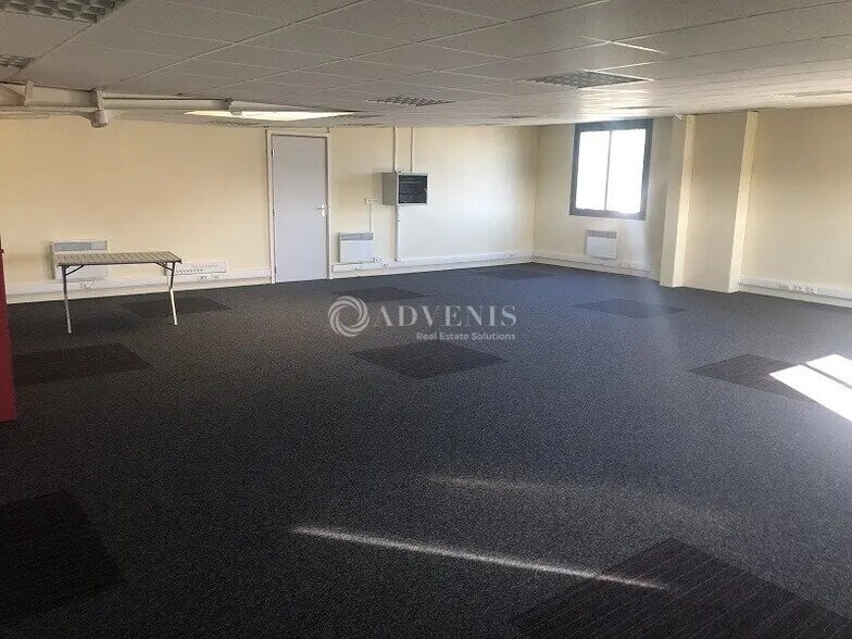 Office in Rambouillet to rent - Interior Photo - Image 2 of 10