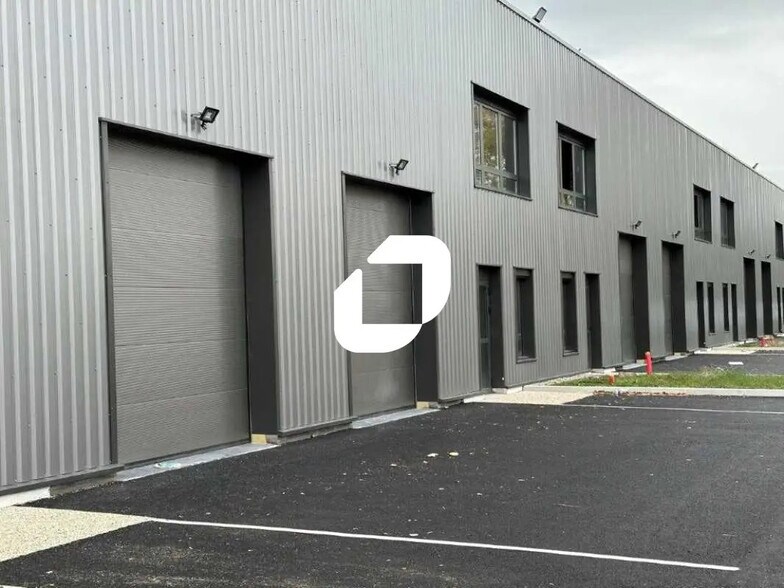 225 Avenue Des Marronniers, Bourgoin-Jallieu to rent - Building Photo - Image 3 of 26