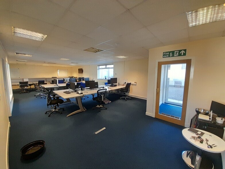 Roddinglaw Rd, Edinburgh to rent - Interior Photo - Image 2 of 10