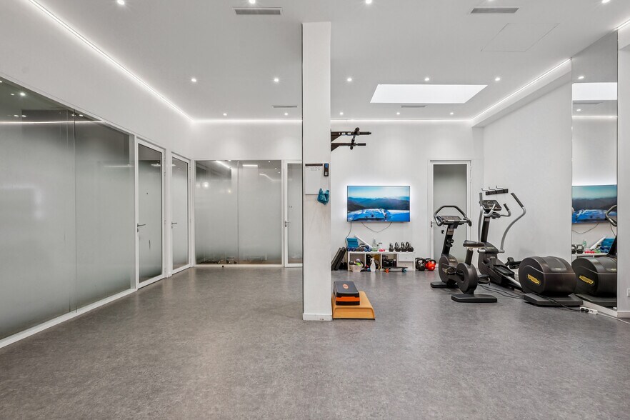 Office in Paris for sale - Building Photo - Image 1 of 11